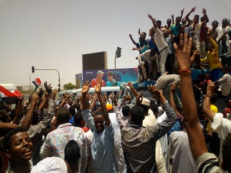المحتجون يتوافدون على ساحة الاعتصام بالخرطوم
