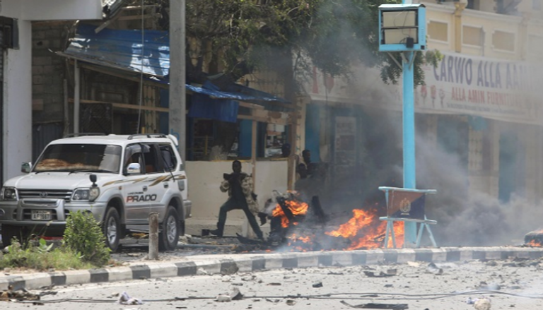 ضابط صومالي في موقع تفجير سيارة مفخخة قرب قصر الرئاسة