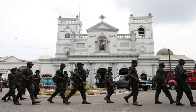 الأمن السريلانكي أمام إحدى الكنائس - رويترز