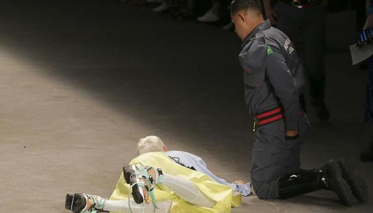 وفاة عارض أزياء على منصة أسبوع الموضة في ساو باولو
