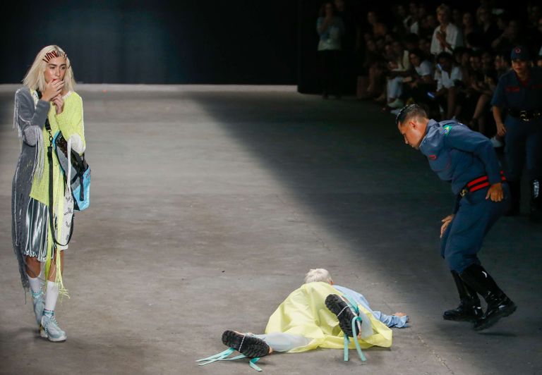 وفاة عارض أزياء على منصة أسبوع الموضة في ساو باولو