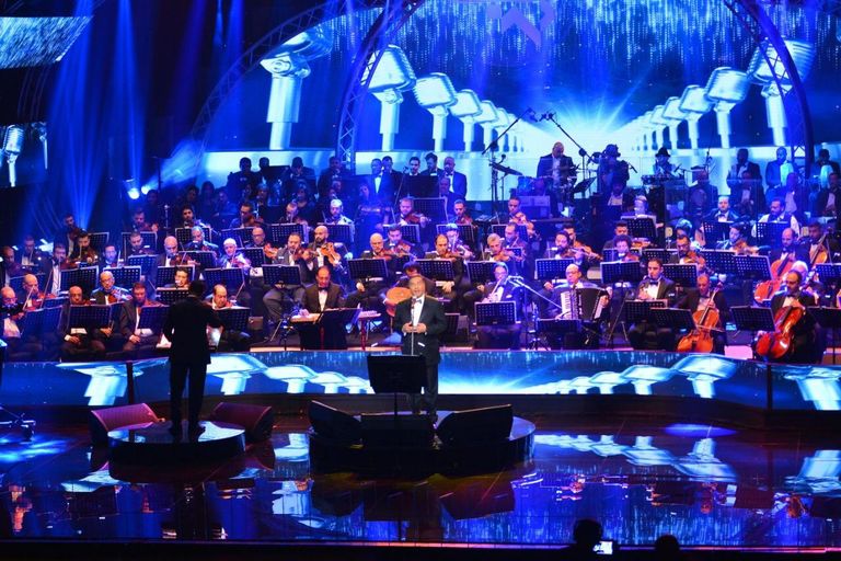 محمد عبده خلال حفل دار الأوبرا المصرية