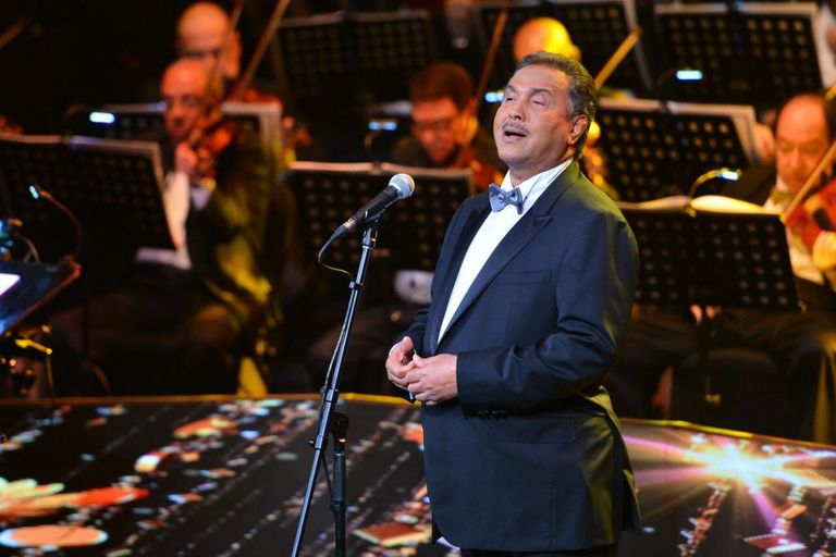 محمد عبده خلال حفل دار الأوبرا المصرية