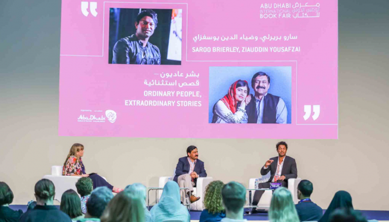 جانب من الجلسات النقاشية خلال معرض "أبوظبي الدولي للكتاب"