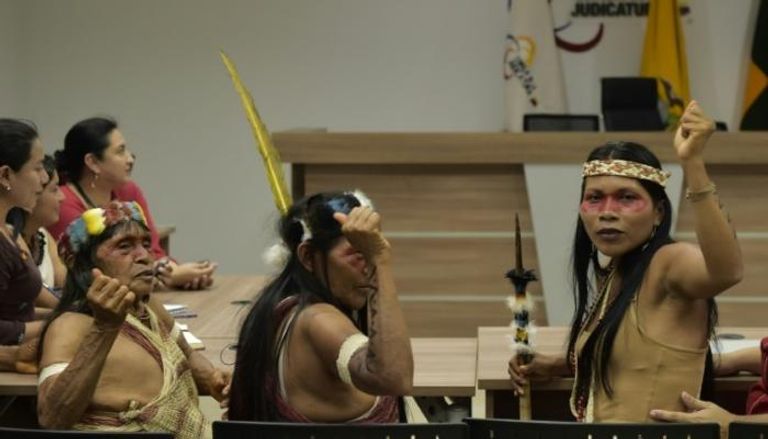 أفراد من قبيلة واوراني الأصلية خلال جلسة بالمحكمة - أ ف ب