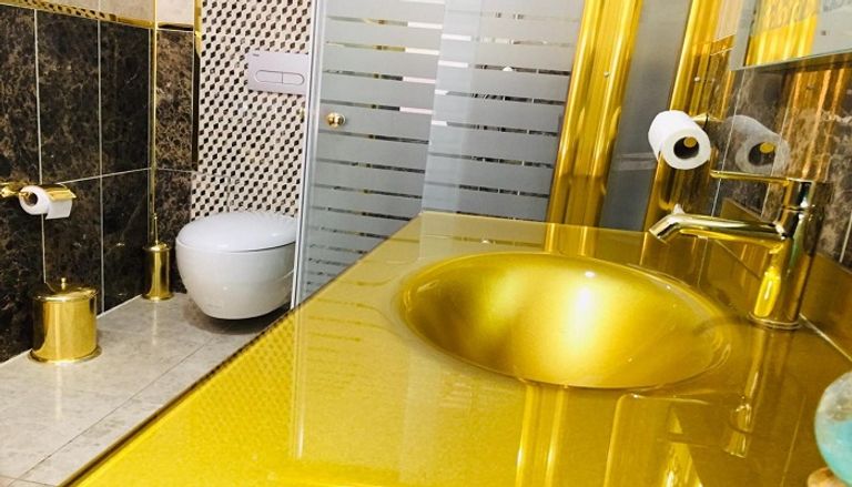 حمام بماء الذهب تكلف مئات الآلاف