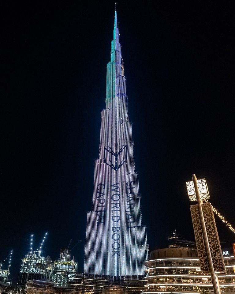 برج خليفة في دبي متزيناً بالشعار.
