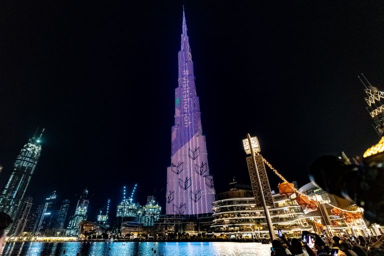 برج خليفة في دبي متزيناً بالشعار.