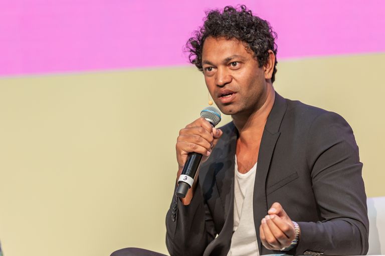 جانب من جلسة "السباق إلى الفضاء" في معرض أبوظبي الدولي للكتاب.