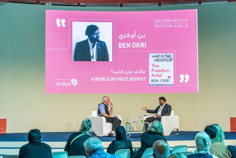 جانب من جلسة "السباق إلى الفضاء" في معرض أبوظبي الدولي للكتاب.