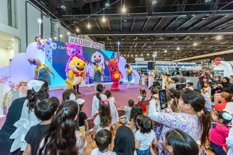 جانب من ركن الترفيه في معرض أبوظبي الدولي للكتاب.