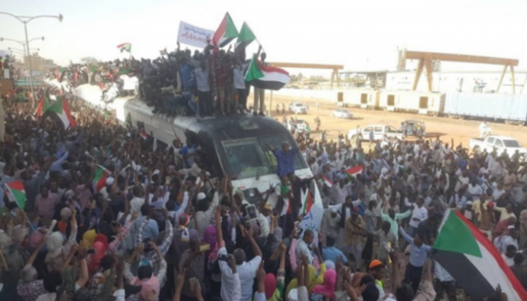 قطار يمر بمنطقة اعتصام المحتجين السودانيين - أرشيفية