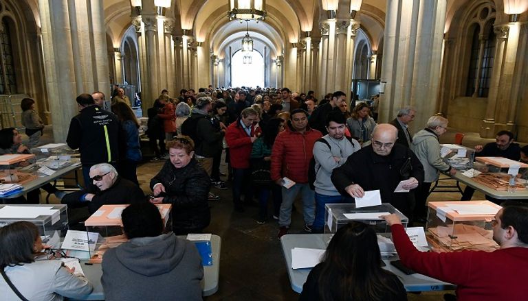 بيدرو سانشيز يدلي بصوته في الانتخابات التشريعية بإسبانيا