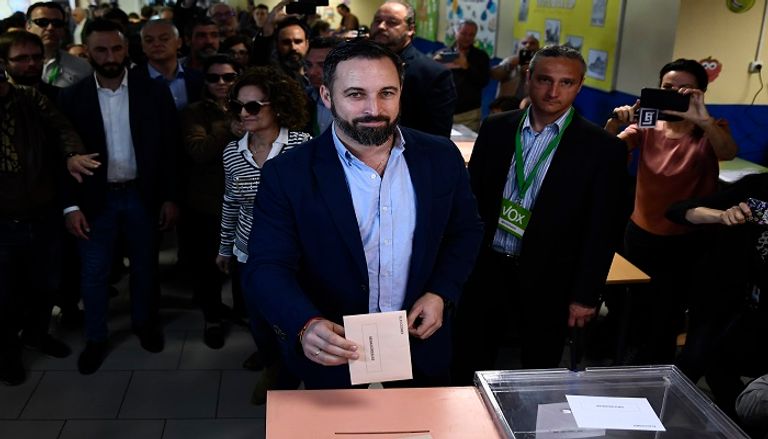 بيدرو سانشيز يدلي بصوته في الانتخابات التشريعية بإسبانيا