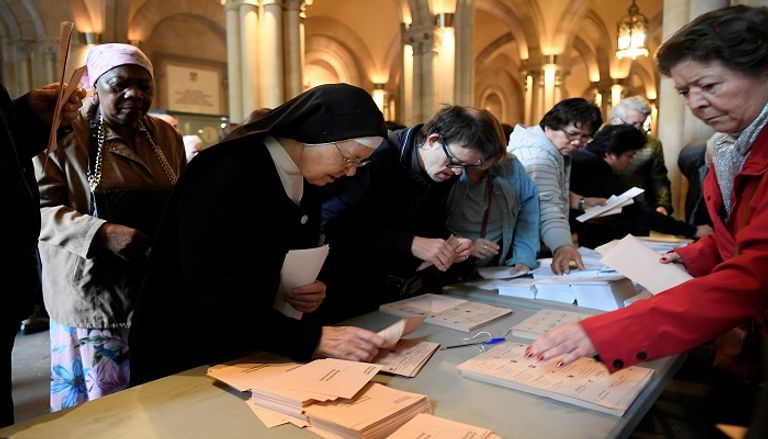 بيدرو سانشيز يدلي بصوته في الانتخابات التشريعية بإسبانيا