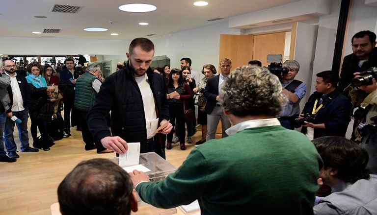 بيدرو سانشيز يدلي بصوته في الانتخابات التشريعية بإسبانيا