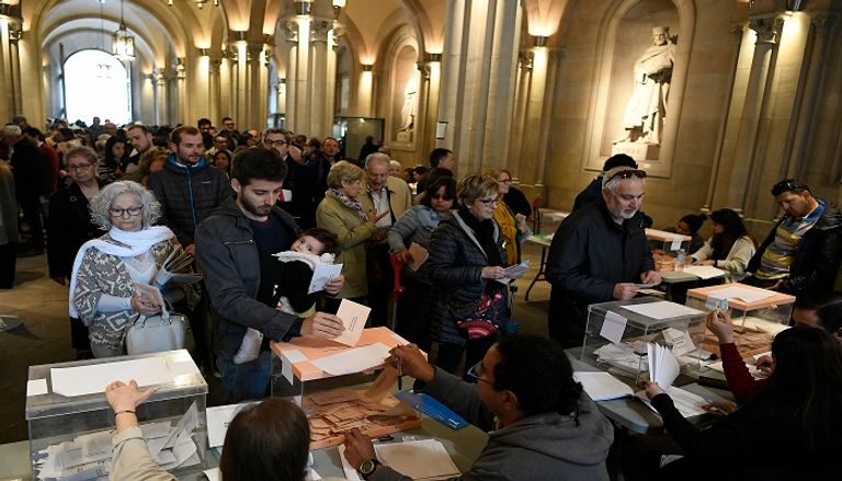 بيدرو سانشيز يدلي بصوته في الانتخابات التشريعية بإسبانيا