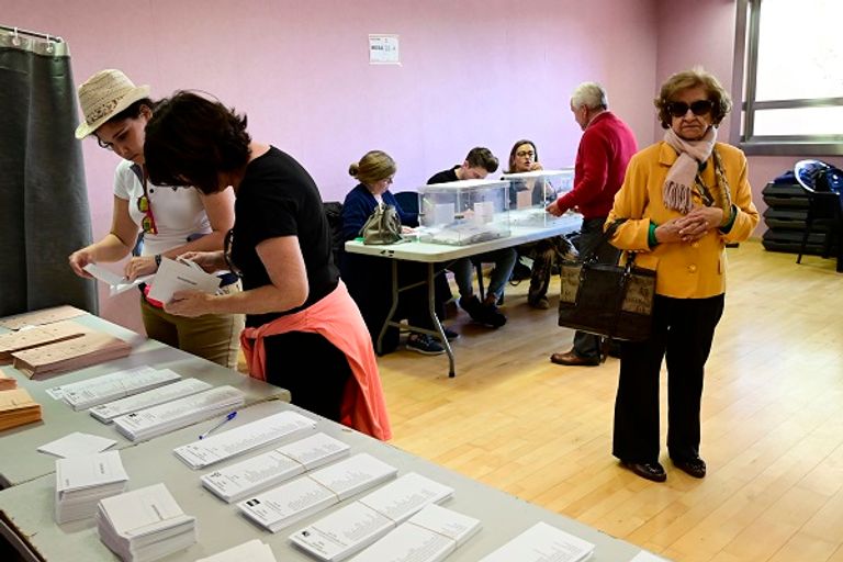 بيدرو سانشيز يدلي بصوته في الانتخابات التشريعية بإسبانيا