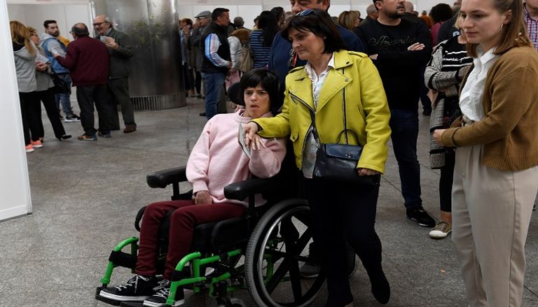 بيدرو سانشيز يدلي بصوته في الانتخابات التشريعية بإسبانيا