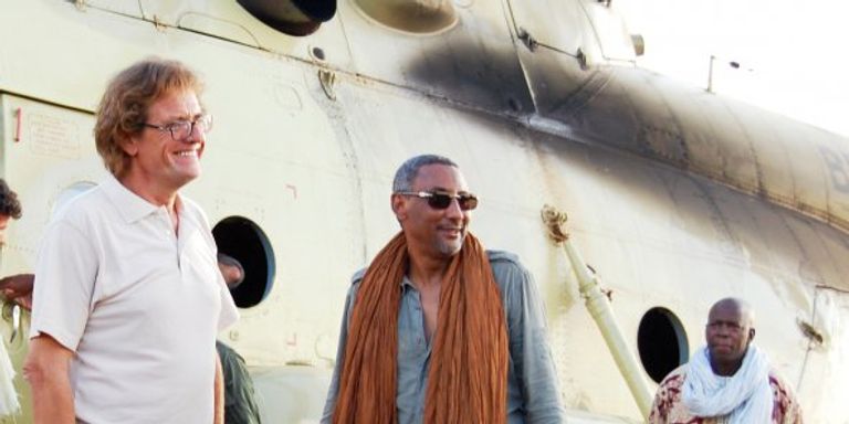 تميم يصافح مصطفى الشافعي سفير الإرهاب القطري بأفريقيا