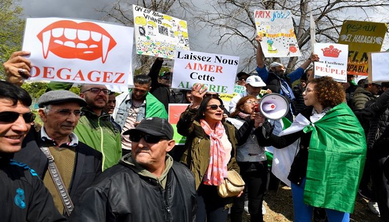 جزائريون يتظاهرون في باريس