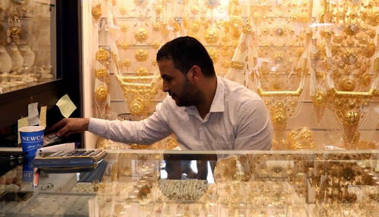 بائع للذهب في ليبيا - الصورة من رويترز