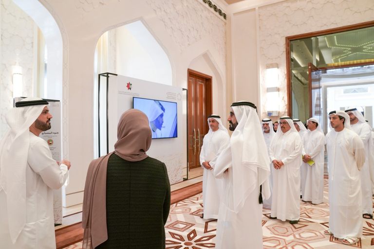 محمد بن راشد يكرم الفائزين بميدالية أبطال السعادة والإيجابية