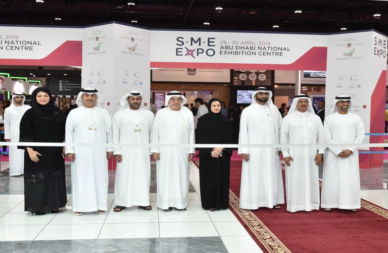 وزير الاقتصاد الإماراتي خلال افتتاح معرض المشاريع الصغيرة والمتوسطة
