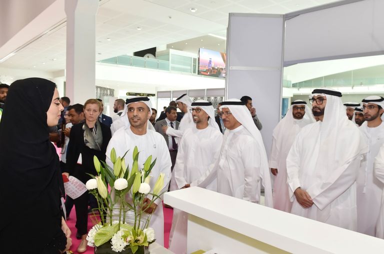 وزير الاقتصاد الإماراتي خلال افتتاح معرض المشاريع الصغيرة والمتوسطة