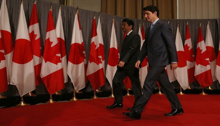 جاستن ترودو وشينزو آبي - الفرنسية