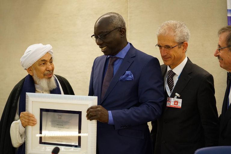 الشيخ عبدالله بن بيه خلال تتويجه في مقر الأمم المتحدة.