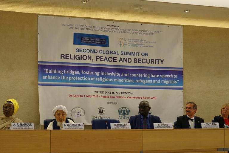 الشيخ عبدالله بن بيه خلال تتويجه في مقر الأمم المتحدة.