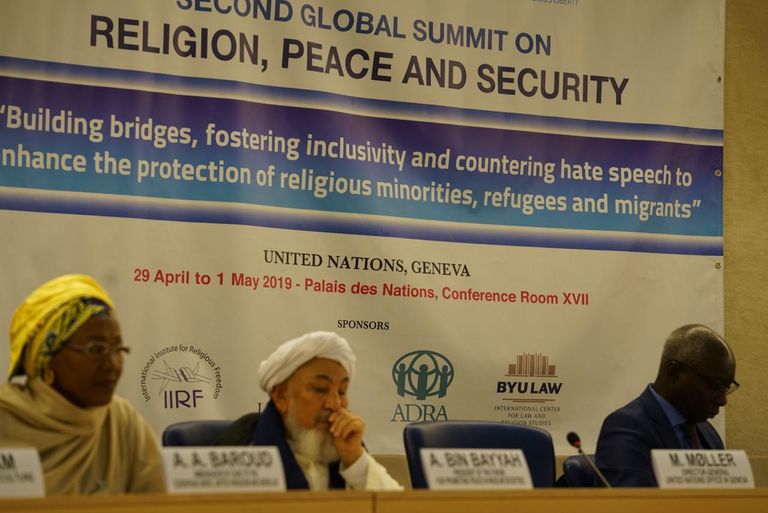 الشيخ عبدالله بن بيه خلال تتويجه في مقر الأمم المتحدة.