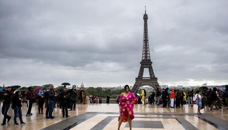 عرض أزياء أمام برج إيفل لتشجيع النساء على تقبل أجسادهن