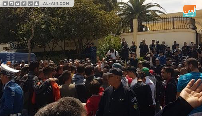 من أمـام محكمة تيبازة حيث تم الاستماع للمدير العام الأسبق للأمن الجزائري عبد الغني هامل مظاهرات في الجزائر مطالبة برحيل جميع رموز نظام بوتفليقة