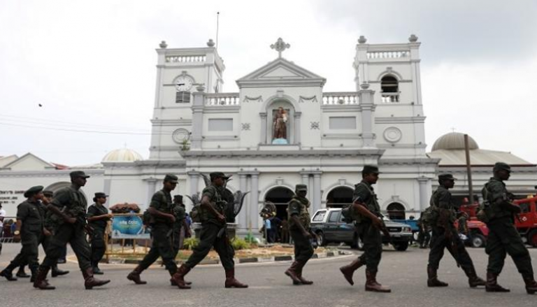 الأمن السريلانكي أمام إحدى الكنائس - رويترز