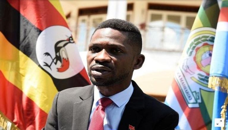 احتجاز مغنٍ معارض للرئيس الأوغندي موسيفيني بسبب احتجاج