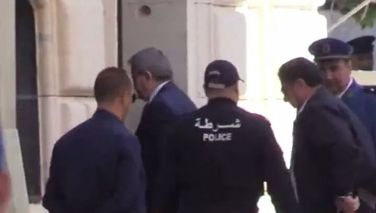 لحظة وصول أويحيى إلى المحكمة رئيس الوزراء الجزائري السابق أحمد أويحيى - أرشيفية