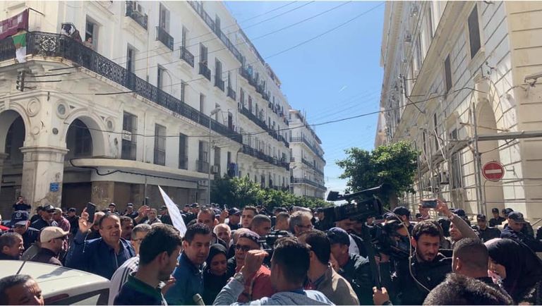 من أمام محكمة سيدي أمحمد حيث يوجد أويحيى رئيس الوزراء الجزائري السابق أحمد أويحيى - أرشيفية