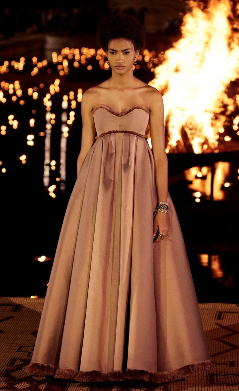 "ديور" تتألق في المغرب بعرض أزياء وشموع طافية