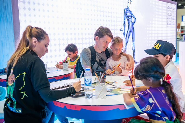 جانب من فعاليات اليوم الأخير بمعرض أبوظبي الدولي للكتاب