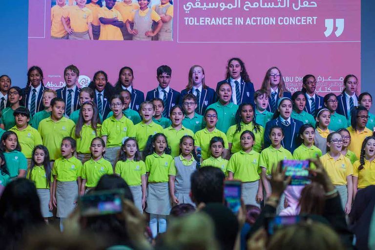 جانب من فعاليات اليوم الأخير بمعرض أبوظبي الدولي للكتاب