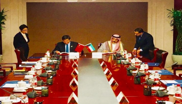 سميح حيات سفير الكويت لدى الصين خلال توقيع الاتفاقيات