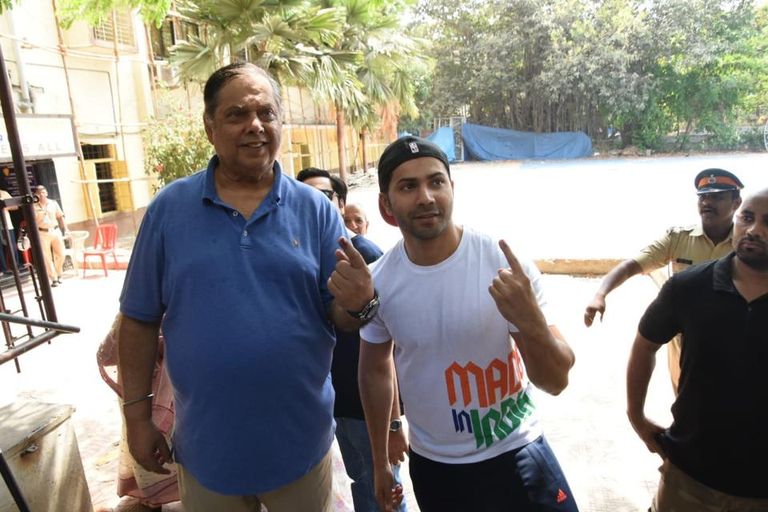 نجمات الهند يُصوّتن في الانتخابات.