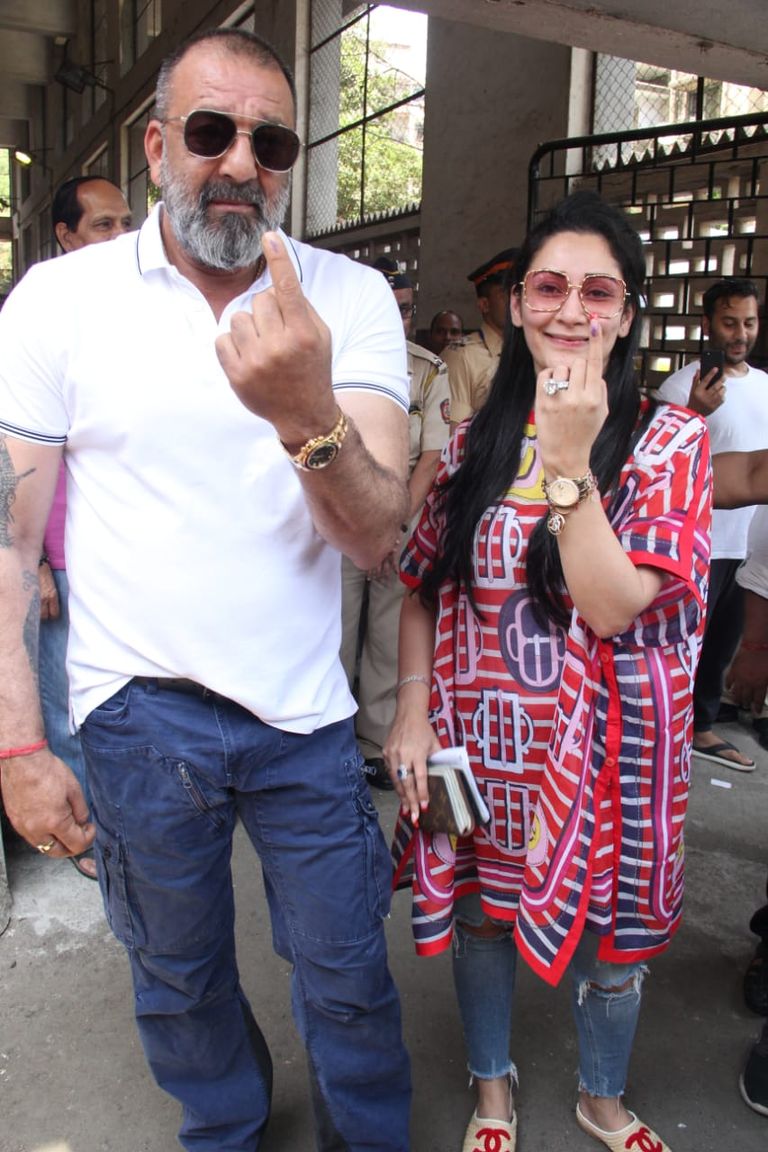 نجمات الهند يُصوّتن في الانتخابات.