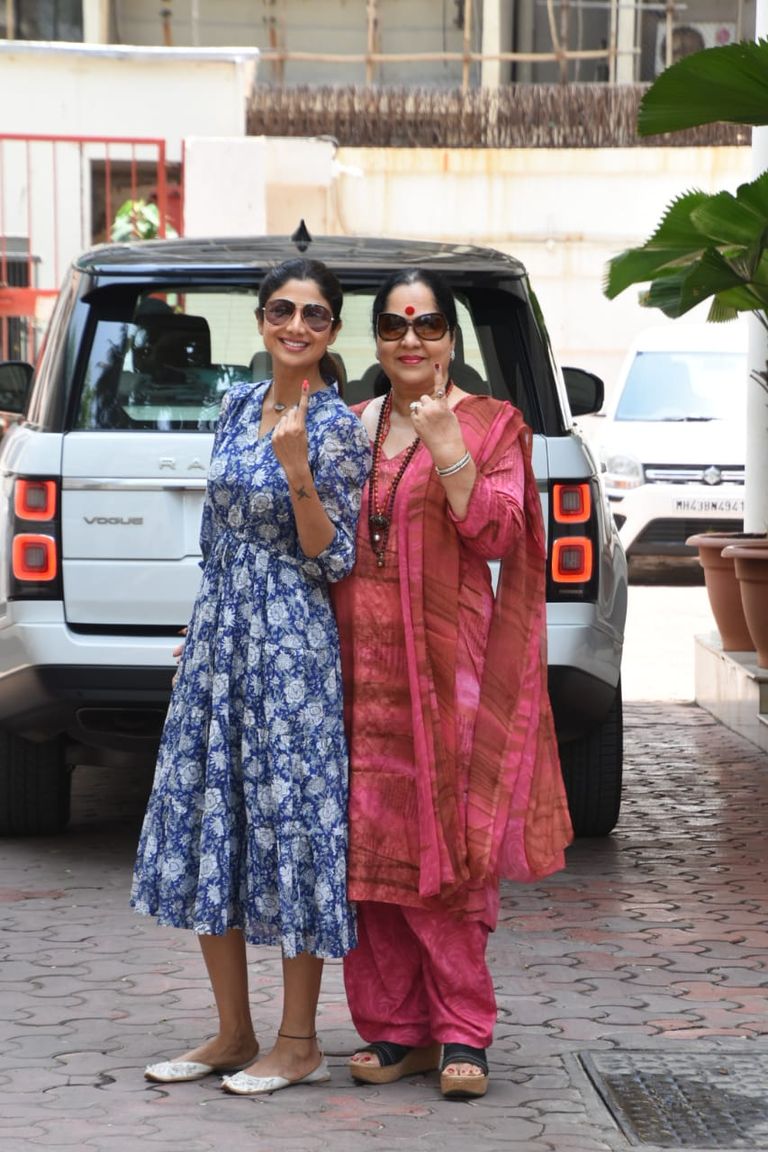 نجمات الهند يُصوّتن في الانتخابات.