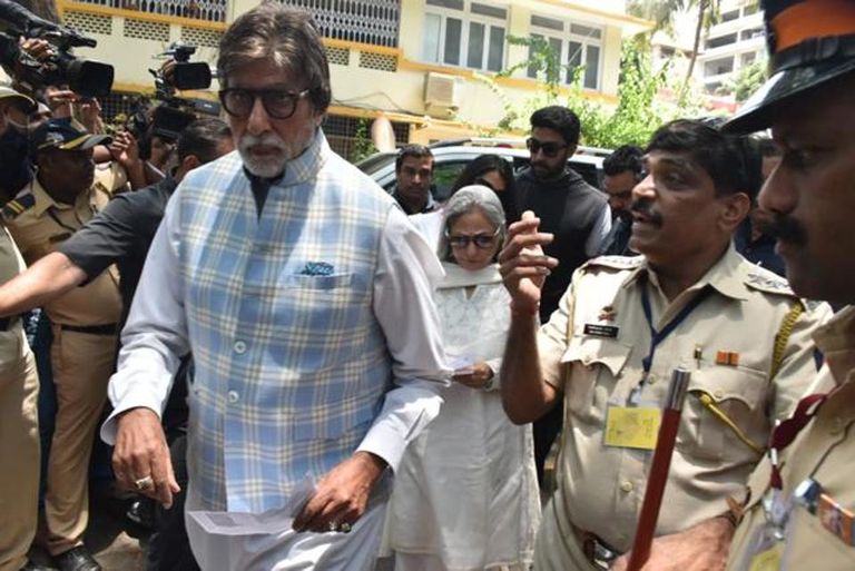 نجمات الهند يُصوّتن في الانتخابات.