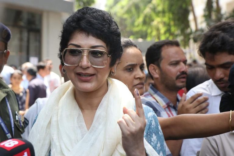 نجمات الهند يُصوّتن في الانتخابات.