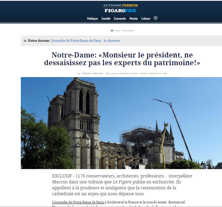 النيران تلتهم سقف كاتدرائية "نوتردام دو باريس".