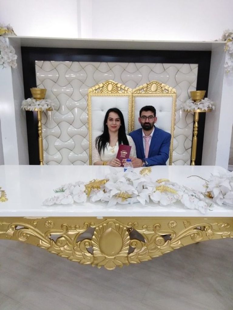 العروسان والعائلة أثناء عقد القران.